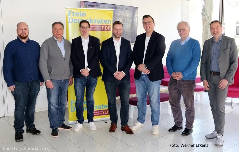 Der neu gewählte Kreisvorstand der FDP Mönchengladbach - v. l.: Benjamin Glaeser (Kreis-Schriftführer), Henning Haupts (Kreis-Schatzmeister), Martino Bechara (Beisitzer), Daniel Winkens (Kreisvorsitzender), Dirk Hansen (stellvertretender Kreisvorsitzender), Klaus Gritschneder (stellvertretender Kreisvorsitzender), Achim Wyen (Fraktionsvorsitzender). Nicht im Bild: Florian Kampes (Beisitzer)
